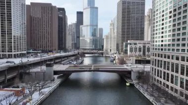 Chicago Riverwalk, Chicago, Illinois, ABD. Şehir merkezinde. Metropolis Manzarası. Illinois 'de Chicago Sahil Yolu. Finans Bölgesi. Çarpıcı Şehir Manzarası.