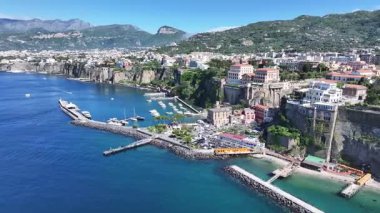 Sorrento Sahili, Sorrento, Napoli İtalya. Plaj manzarası. Dev Uçurumlar Sahnesi. Napoli İtalya 'da Sorrento Sahili. Ortaçağ Şehir Skyline 'ı. Napoli Körfezi Akdeniz. Amalfi Sahil Skyline.