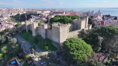Lizbon, Portekiz 'deki Sao Jorge Şatosu. Ortaçağ Şato Sahnesi. Antik Şehir Manzarası. Portekiz, Lizbon 'daki Sao Jorge Kalesi. Tarihi Şehir Manzarası. Turizm Seyahat Yeri.