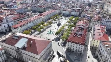 Lizbon 'un Lizbon bölgesindeki Dom Pedro IV Meydanı. Highrise Binaları Sahnesi. Güzel şehir manzarası. Portekiz, Lizbon 'da Dom Pedro IV Meydanı. Tarihi Şehir Manzarası. Ünlü Meydan.