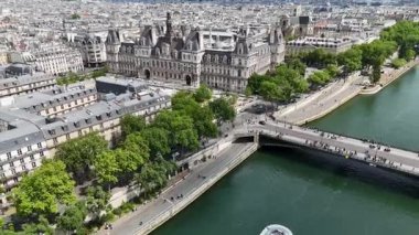 Fransa 'nın Paris Adası' ndaki Paris Belediye Binası. Şehir merkezindeki şehir manzarası. Belediye binasının silüeti. Fransa 'nın Paris Adası' ndaki Paris Belediye Binası. Hükümet Binası. Turizm Tarihi Yer.