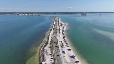 Florida, Clearwater 'daki balayı parkı. Plaj manzarası. Freeway Yolu. Seyahat güzergahı. Florida 'daki Clearwater' da Balayı Eyalet Parkı.