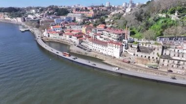Porto Portekiz 'in Porto bölgesindeki Porto Skyline' da. Sahil Binaları. Yükseltilmiş Yol Manzarası. Şehir merkezindeki şehir manzarası. Portekiz 'de Porto Skyline. Portekiz Skyline 'ı. Seyahat Alanı.