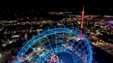 Florida 'daki Orlando' da dönme dolap. Aydınlatılmış Lunapark. Evrensel Orlando Sahnesi. Şehir Gecesi Sahnesi. Orlando Birleşik Devletleri. Florida 'da Orlando' da Dönme Dolap.