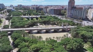 Valencia 'daki Turia Gardens, Valenciana İspanya. Doğa Parkı Sahnesi. Şehir merkezinde. Valencia, Valenciana İspanya 'da. Botanik bahçesi silueti. Güzel Şehir Manzarası.