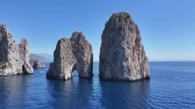 Capri 'li Faraglioni Campania İtalya' daki Napoli 'de. Kıyı manzarası. Rıhtım manzarası. Capri 'li Faraglioni Campania İtalya' daki Napoli 'de. Plaj manzarası. Paradisiac Seafront. Capri Adası Skyline.