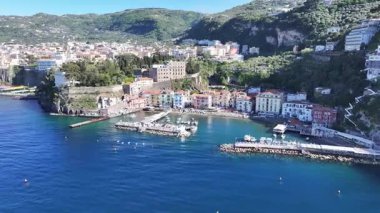 İtalya 'nın Napoli şehrinde Sorrento Skyline. Plaj manzarası. Turizm Tarihi Yer. İtalya 'nın Napoli şehrinde Sorrento Skyline. Tarihsel Şehir Manzarası. Salerno Körfezi Skyline. Akdeniz.