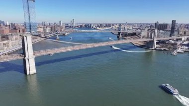 New York 'ta Manhattan' daki Brooklyn Köprüsü. Highrise Binaları Sahnesi. Köprü manzarası. New York 'taki Brooklyn Köprüsü. Şehir Merkezi Şehir Manzarası.