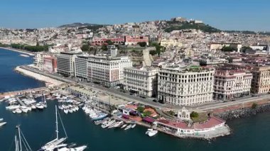 İtalya 'nın Campania şehrindeki Napoli' deki Devin Çeşmesi. Şehir merkezindeki şehir manzarası. Güzel Skyline. İtalya 'nın Campania şehrindeki Napoli' deki Devin Çeşmesi. Highrise Binaları. Napoli Mimarisi. Napoli Skyline