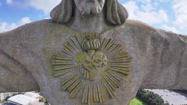 Lizbon 'daki Portekiz Kralı İsa. Kral İsa Heykeli. Din geçmişi. Portekiz 'deki Lizbon Kralı İsa. Tejo Nehri Sahili. Kilisenin simgesi. Portekiz Skyline.