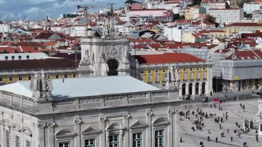Lizbon 'daki Comercio Meydanı, Portekiz Bölgesi. Augusta Arch Sahnesi. Antik Şehir Manzarası. Portekiz, Lizbon 'da Comercio Meydanı. Tarihi Şehir Manzarası. Turizm Seyahat Manzarası.