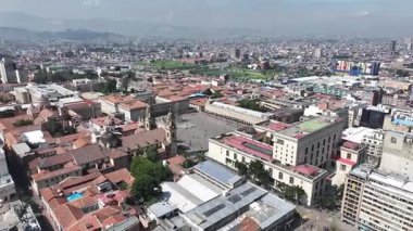 Cundinamarca Kolombiya 'daki Bogota Plaza De Bolivar' da. Şehir merkezindeki şehir manzarası. Finans Bölgesi Geçmişi. Bogota Cundinamarca Kolombiya 'da. High Rise Binaları. İş Trafiği.