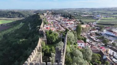 Portekiz 'in Leiria bölgesindeki Obidos' ta Obidos Skyline. Tarihi Köy. Ortaçağ mirası. Göz kamaştırıcı manzara. Portekiz 'in Leiria bölgesindeki Obidos' ta Obidos Skyline. Eski Şehir Manzarası.