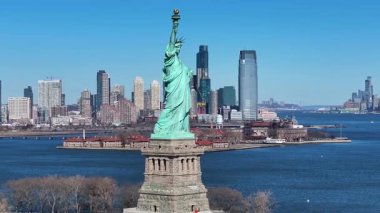 New York 'ta, Manhattan' da Özgürlük Heykeli. Özgürlük Adası. New York Limanı Sahnesi. New York 'ta Özgürlük Anıtı. Tekne Yelkenli Sahnesi.