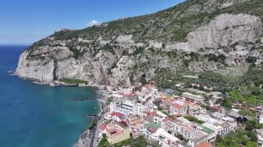 Sorrento Sahili, Sorrento, Napoli İtalya. Plaj manzarası. Dev Uçurumlar Sahnesi. Napoli İtalya 'da Sorrento Sahili. Ortaçağ Şehir Skyline 'ı. Napoli Körfezi Akdeniz. Amalfi Sahil Skyline.