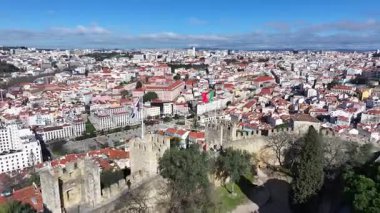 Lizbon, Portekiz 'deki Sao Jorge Şatosu. Ortaçağ Şato Sahnesi. Antik Şehir Manzarası. Portekiz, Lizbon 'daki Sao Jorge Kalesi. Tarihi Şehir Manzarası. Portekiz Skyline.