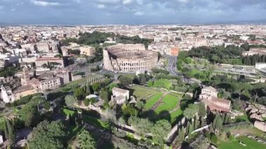 Roma Kolezyumu Lazio İtalya 'da. Ortaçağ Binaları. Şehir merkezinde. Roma Kolezyumu Lazio İtalya 'da. Arkeoloji Parkı. Kültür Mirası. İtalya Skyline.