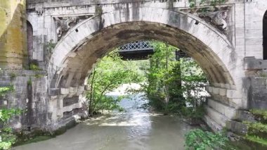 Lazio İtalya 'daki Roma' daki Taş Köprü. Ortaçağ Binaları. Şehir merkezinde. Lazio İtalya 'daki Roma' daki Taş Köprü. 2Nd Century önce İsa. Roma Köprüsü Tiber Nehri. Roma Skyline.