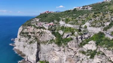 Sorrento Sahili, Sorrento, Napoli İtalya. Plaj manzarası. Dev Uçurumlar Sahnesi. Napoli İtalya 'da Sorrento Sahili. Ortaçağ Şehir Skyline 'ı. Napoli Körfezi Akdeniz. Amalfi Sahil Skyline.