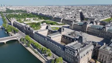 Fransa 'da Paris' teki Louvre Müzesi. Güzel Atlıkarınca Bahçesi. Paris Şehri Peyzajı. Fransa 'nın Ile şehrindeki Paris Louvre Müzesi' nde. Louvre Piramidi. Kültür Mirası.