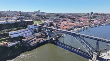 Porto Portekiz 'in Porto bölgesindeki Porto Skyline' da. Coastal City. I. Luis Köprüsü Peyzajı. Tekne gezisi. Portekiz 'de Porto Skyline. Portekiz Skyline 'ı. Seyahat Alanı.