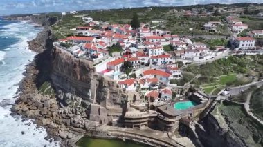 Azenhas Lizbon Bölgesi Sintra 'da Mar Plajı' na gidiyor. Plaj manzarası. Turizm Tarihi Yer. Şehir manzarası hava manzarası. Azenhas Lizbon 'daki Sintra' da Mar Sahili 'nde.