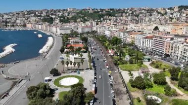 İtalya 'daki Napoli' deki Villa Comunale Parkı. Şehir merkezindeki şehir manzarası. Güzel Skyline. İtalya 'daki Napoli' deki Villa Comunale Parkı. Highrise Binaları. Napoli Mimarisi. Napoli Skyline.