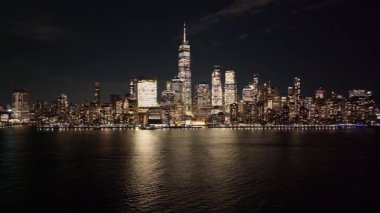 New York, New York Skyline 'ın New York' taki gece silueti. Gece Şehri Peyzajı. Finans Bölgesi. New York Skyline, New York Birleşik Devletleri. Yüksek Binalar Manzarası.