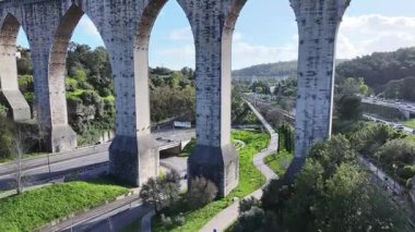 Lizbon 'un Lizbon Bölgesi' nde Aguas Livres Aqueduct. Su sistemi. Tarih Mühendisliği. Portekiz, Lizbon 'da Aguas Livres Aqueduct. Ortaçağ su kemeri. Toplu taşıma. Portekiz Skyline.