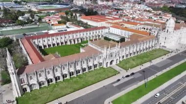 Lizbon 'daki Jeronimos Manastırı Portekiz Bölgesi. Ortaçağ Binası. Turizm Tarihi Yer. Portekiz, Lizbon 'daki Jeronimos Manastırı. Empire Meydanı. Manastır manzarası. Lizbon Skyline.
