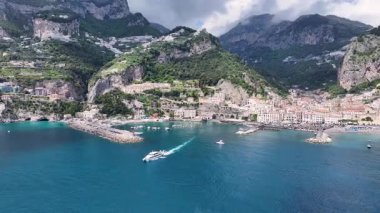 İtalya Salerno 'daki Amalfi Sahili' nde. Plaj manzarası. Turizm Tarihi Yer. Salerno İtalya 'daki Amalfi Sahili. Salerno Körfezi Skyline. Kıyı Kenti manzarası. Amalfi Sahili Skyline. Plaj manzarası.