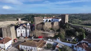 Leiria Portekiz 'in Obidos bölgesindeki Obidos Şatosu. Old Town Skyline 'da. Ortaçağ Binaları Sahnesi. Güzel şehir manzarası. Leiria Portekiz 'in Obidos bölgesindeki Obidos Şatosu. Kültür Mirası.