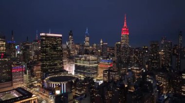New York 'un New York şehir merkezinin Manhattan' daki gece manzarası. Gece Şehir Manzarası. Şehir merkezinde aydınlandı. New York 'un merkezinde, New York' ta. Empire State Binası.