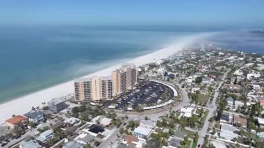 Clearwater Beach Skyline, Florida 'da, Clearwater' da. Plaj manzarası. Şehir merkezinde. Seyahat Manzarası. Clearwater Beach Skyline, Florida 'da, Clearwater' da. İnanılmaz Şehir Manzarası.