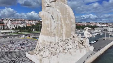 Lizbon 'daki Lizbon Bölgesi' nde Keşifler Anıtı. Keşif Anıtı. Seyahat güzergahı. Portekiz 'deki Lizbon' da Keşifler Anıtı. Denizcilik Tarihi. Landmark Meydanı. Portekiz Skyline.