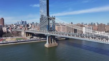 Manhattan Köprüsü New York 'ta. Highrise Binaları Sahnesi. Kablo Köprüsü Manzarası. New York 'taki Manhattan Köprüsü. Otoyol Arkaplanı.