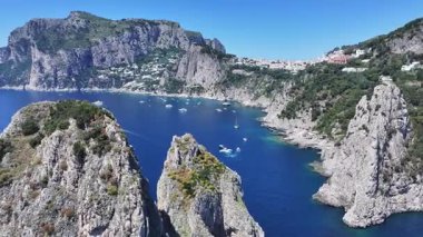 Faraglioni, Napoli, İtalya 'da Capri' de. Ada manzarası. Turizm Tarihi Yer. Faraglioni, Napoli, İtalya 'da Capri' de. Napoli Körfezi Skyline. Kültür Mirası Sahili. Cennet Capri Adası.