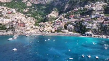 Salerno İtalya 'daki Positano' da Amalfi Sahili. Plaj manzarası. Dev Uçurumlar Sahnesi. Salerno İtalya 'daki Positano' da Amalfi Sahili. Ortaçağ Şehir Skyline 'ı. Salerno Körfezi Akdeniz. Sahil Skyline.