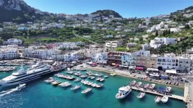 İtalya, Campania 'daki Napoli' deki Capri Adası. Coastal City. Capri Limanı manzarası. İtalya, Campania 'daki Napoli' deki Capri Adası. Plaj manzarası. Ortaçağ Binaları. Capri Skyline.