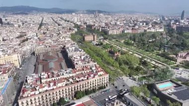 Barcelona Barselona 'daki Ciutadella Parkı, İspanya. Doğa Parkı Sahnesi. Şehir merkezinde. Kültür Mirası Skyline. Barselona İspanya 'daki Ciutadella Parkı. Bahçe Sahnesi. İspanya Skyline.