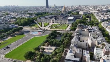 Fransa 'daki Paris Ile De France' daki Des Invalides Müzesi. Des Invalides Tapınağı. Paris Skyline Sahnesi. Fransa 'nın Ile şehrinde Paris' teki Des Invalides Müzesi. Güzel Kordon. Turizm Tarihi Yer.
