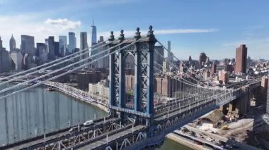 Manhattan Köprüsü New York 'ta. Highrise Binaları Sahnesi. Kablo Köprüsü Manzarası. New York 'taki Manhattan Köprüsü. Otoyol Arkaplanı.