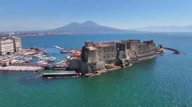 İtalya 'nın Napoli kentindeki Dell Ovo Kalesi. Şehir merkezindeki şehir manzarası. Napoli Körfezi manzarası. İtalya 'nın Napoli kentindeki Dell Ovo Kalesi. Ortaçağ Kalesi. Skyline Ortaçağ Binası. İtalya Manzarası.