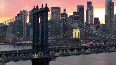 Manhattan Köprüsü New York 'ta. Şehir merkezinde aydınlandı. Sunset City Peyzajı. New York 'taki Manhattan Köprüsü. Brooklyn Köprüsü.