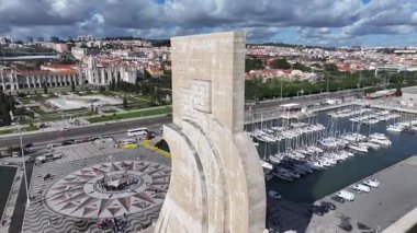 Lizbon 'daki Lizbon Bölgesi' nde Keşifler Anıtı. Keşif Anıtı. Seyahat güzergahı. Portekiz 'deki Lizbon' da Keşifler Anıtı. Denizcilik Tarihi. Landmark Meydanı. Portekiz Skyline.