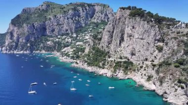 İtalya, Campania 'daki Napoli' deki Capri Adası. Coastal City. Rıhtım manzarası. İtalya, Campania 'daki Napoli' deki Capri Adası. Plaj manzarası. Ortaçağ Binaları. Capri Skyline.