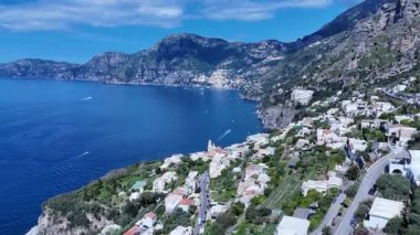 İtalya Salerno 'daki Praiano' da Amalfi Sahili. Plaj manzarası. Turizm Tarihi Yer. İtalya Salerno 'daki Praiano' da Amalfi Sahili. Salerno Körfezi Skyline. Kıyı Kenti manzarası. Akdeniz.