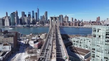 New York 'ta Manhattan' daki Brooklyn Köprüsü. Highrise Binaları Sahnesi. Köprü manzarası. New York 'taki Brooklyn Köprüsü. Şehir Merkezi Şehir Manzarası.