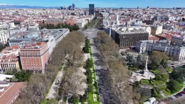 Madrid İspanya 'da Madrid Skyline. Kültür Mirası. Şehir merkezindeki şehir manzarası. Madrid Borsası Skyline. İspanya 'da Madrid Skyline. Güzel Bahçe.