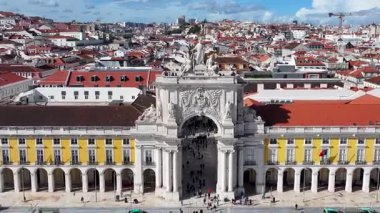 Lizbon, Portekiz 'in Lizbon semtinde Lizbon Skyline. Comercio Meydanı Sahnesi. Augusta Sokağı Şehir Manzarası. Lizbon Skyline Portekiz 'de. Tarihi Şehir Manzarası. Turizm Tarihi Yer.